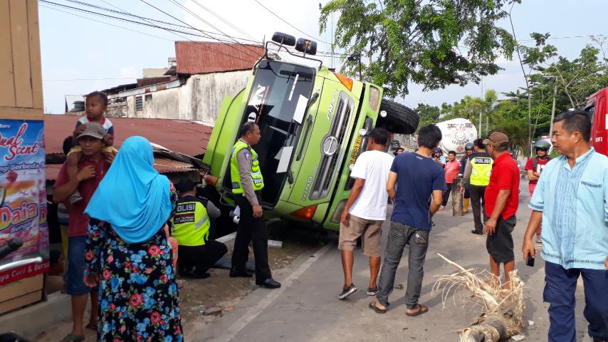Hilang Kendali di Tanjakan Simpang Telkom Duri, Truk CPO Mundur Tabrak Median dan Rumah Warga