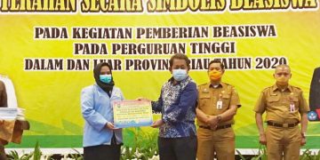 Sekdaprov Serahkan Beasiswa Berprestasi Bagi 4.104 Mahasiswa se Riau