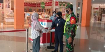 Babinsa Serka Agung Awasi Penerapan Prokes di Pusat Perbelanjaan Duri