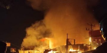 Kebakaran di Sebanga Duri, 2 Rumah dan 1 Ruko Nasgor SBY Hangus Terbakar