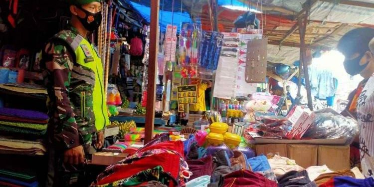 Babinsa Serda Robbi Laksanakan Operasi Yustisi Penerapan Prokes di Pasar Tradisional Duri