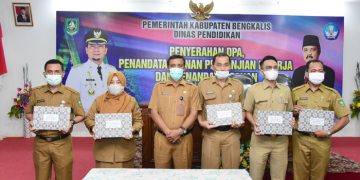 Pejabat Disdik Tandatangani Pakta Integritas dan Perjanjian Kinerja 2021
