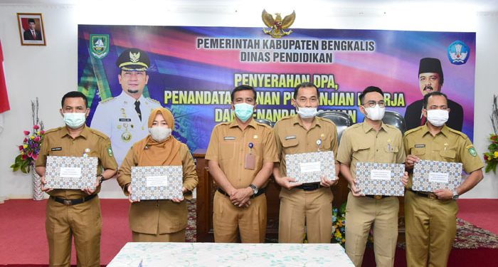 Pejabat Disdik Tandatangani Pakta Integritas dan Perjanjian Kinerja 2021