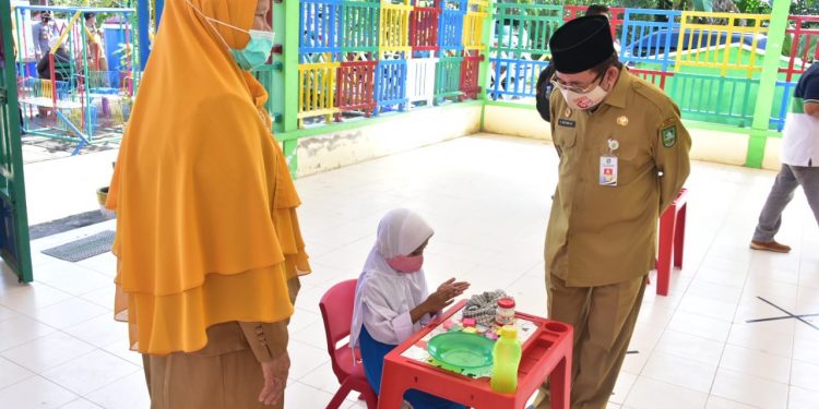 Semangat Hafiz Patuhi Prokes di Hari Perdana Tatap Muka