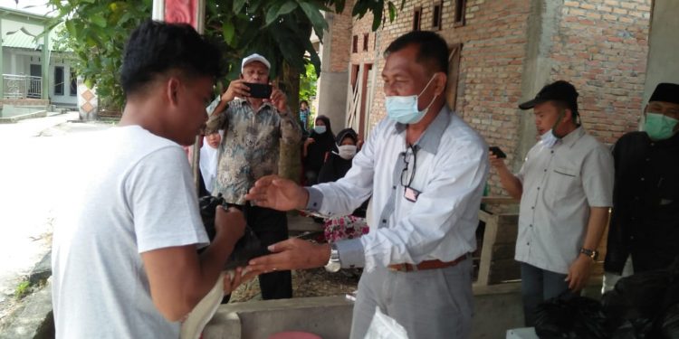 Peduli Dampak Ekonomi Covid-19, Pelko Mandau Bagi Sembako untuk Warga