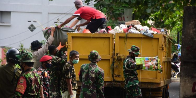 TNI Turun Tangan Bantu Permasalahan Sampah di Pekanbaru