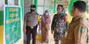 Cek Kesiapan Belajar Tatap Muka, Serma Armen Tinjau Prokes SMAN 4 Mandau