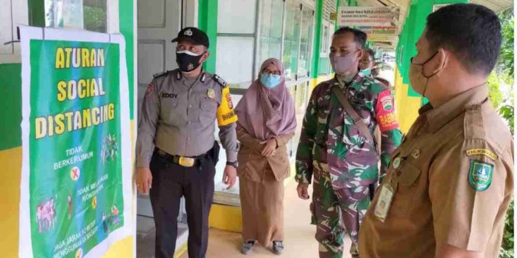 Cek Kesiapan Belajar Tatap Muka, Serma Armen Tinjau Prokes SMAN 4 Mandau