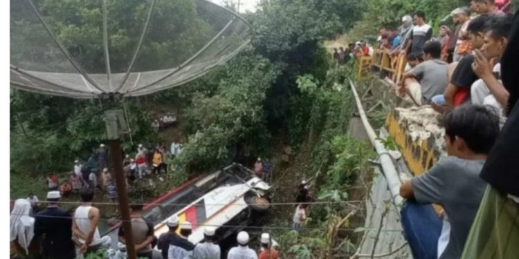 Pulang Kunker dari Aceh, Bus Rombongan Pejabat Kabupaten Agam Masuk Jurang di Panyabungan, Kadis Kominfo meninggal