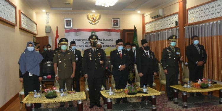 Bersama Ketua DPRD, Sekda Saksikan Pelantikan Bupati dan Wakil Bupati Bengkalis Secara Virtual