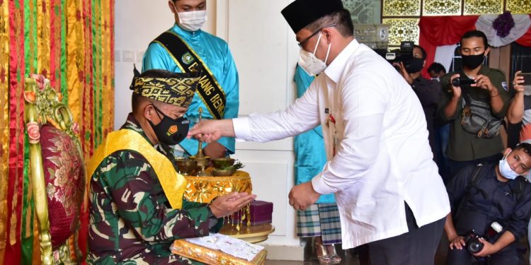 Kunker ke Bengkalis, Pangdam I/BB Disambut Adat Melayu