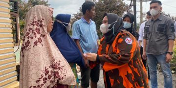 Kunjungi Korban Kebakaran Jalan Cendana Duri, Kasmarni Serahkan Bantuan Kemanusiaan