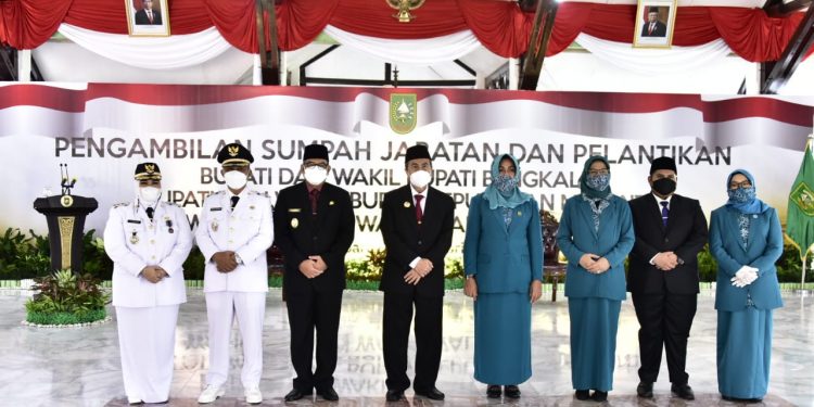 Gubernur Riau Lantik Tiga Kepala Daerah Terpilih Secara Langsung