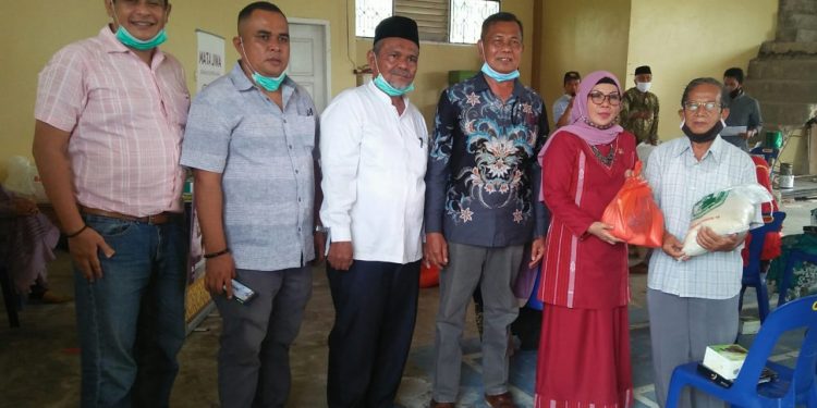 Dua “Srikandi” Pelko Hadiri Pembagian Sembako Covid-19 di Duri