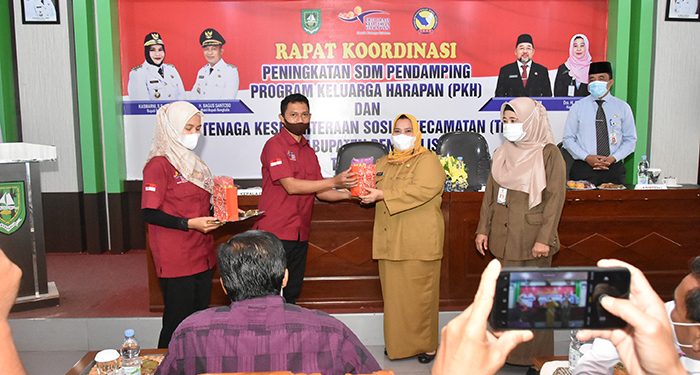 Bupati Kasmarni Minta PKH dan TKSK Optimalkan Pemutakhiran Data KPM