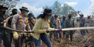 Berikan Motivasi, Kapolda dan Istri Ikut Berjibaku Padamkan Karhutla di Tanjung Kapal-Rupat Bengkalis
