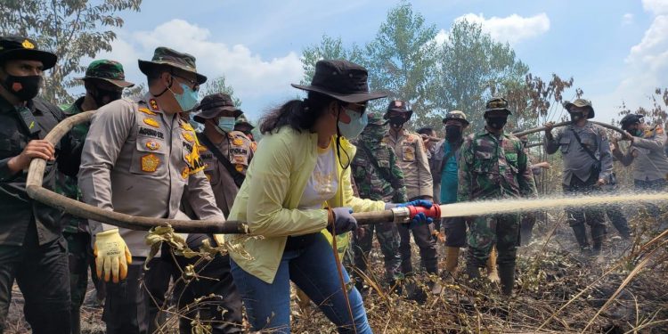 Berikan Motivasi, Kapolda dan Istri Ikut Berjibaku Padamkan Karhutla di Tanjung Kapal-Rupat Bengkalis