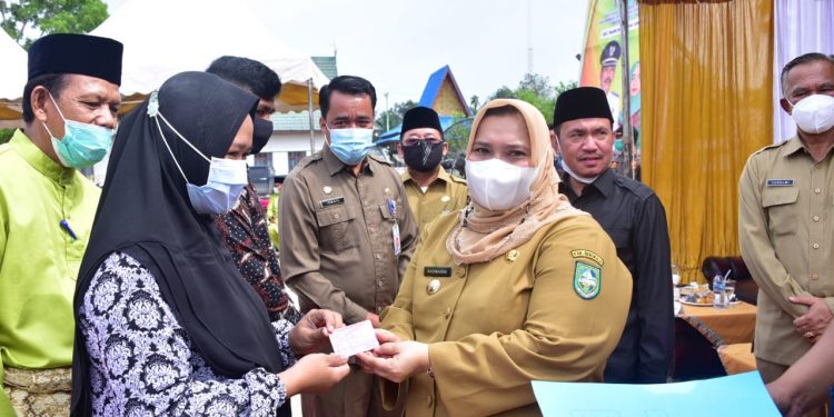 Bupati Kasmarni Serahkan KTP-El Untuk Masyarakat Talang Muandau