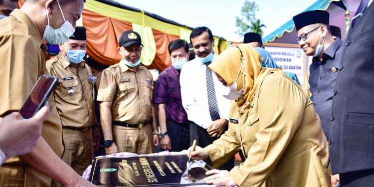 Resmikan Penegerian SD 33 Bantan, Kasmarni Minta Didik Anak Dengan Budi Pekerti Dan Kasih Sayang