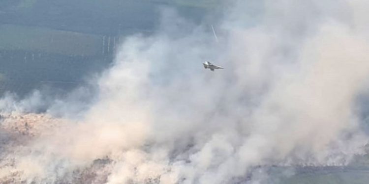 Jet Tempur F16 Lanud Roesmin Nurjadin Pekanbaru Patroli Karhutla