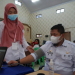 Camat Riki disuntik Pertama, Vaksinasi Covid19 di Kantor Camat Mandau