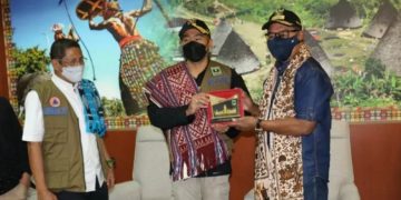 Wagub Sumbar serahkan 1,5 ton rendang untuk korban bencana NTT