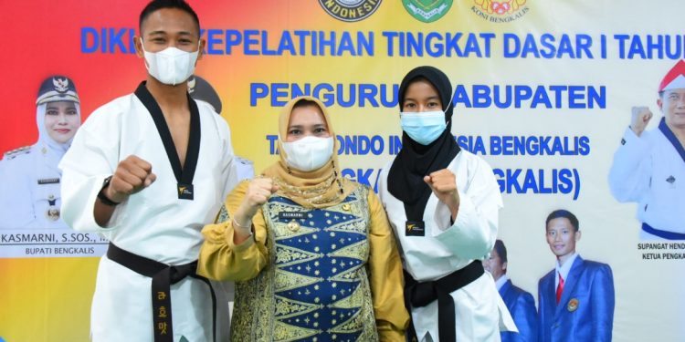 Bupati Kasmarni Bangga Dua Atlit Taekwondo Bengkalis Asal Mandau Wakili Riau di PON Papua