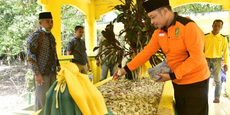 Wabup Ziarahi Makam Datuk Laksmana dan Silaturahmi Dengan Masyarakat Bukit Lengkung