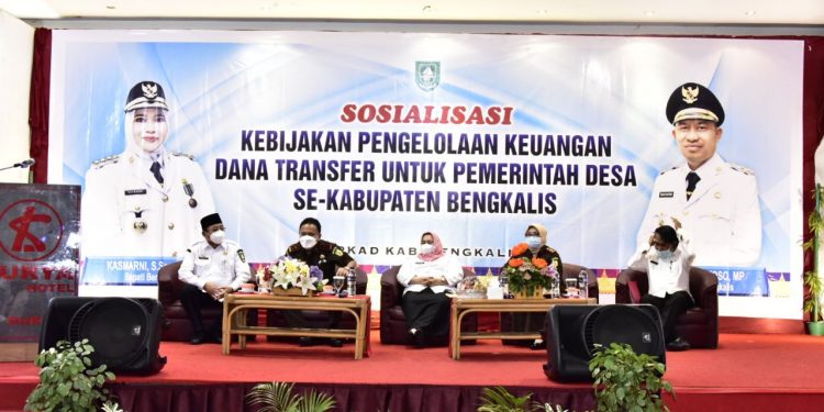 Bupati Kasmarni Buka Sosialisasi Kebijakan Pengelolaan Keuangan Dana Transfer untuk Pemerintah Desa