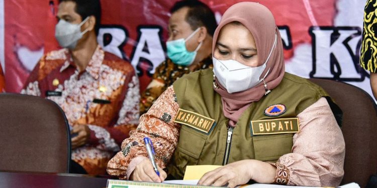 Dari Kantor Camat Mandau, Bupati Kasmarni Ikuti Rakor Penanganan Covid-19 Secara Virtual Dengan Gubri