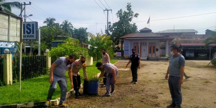 Sambut Ramadhan, Kapolsek Kuantan Mudik Kerja Bakti Bersihkan Mako