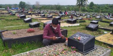 TPU Jambon Pematang Pudu Ramai diziarahi,  Penjual Bunga pun Dapat Berkah