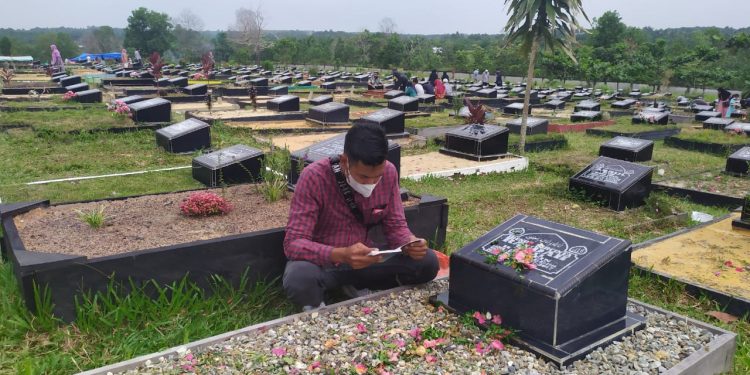 TPU Jambon Pematang Pudu Ramai diziarahi, Penjual Bunga pun Dapat Berkah