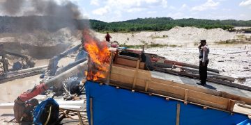 Polsek Kuantan Mudik Bakar 6 Kapal PETI