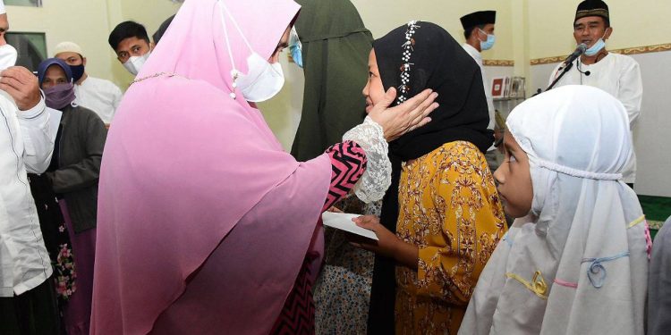 Safari Ramadhan di Pinggir, Bupati Bengkalis Serahkan Bantuan Anak Yatim, dhuafa dan Rumah Ibadah