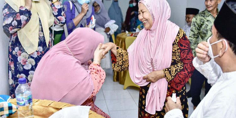 Buka Puasa Bersama Masyarakat Lubuk Gaung Kecamatan Siak Kecil Bupati Bengkalis Bernostalgia Bersama Ibu-Ibu Yang Memandikannya Saat Kecil