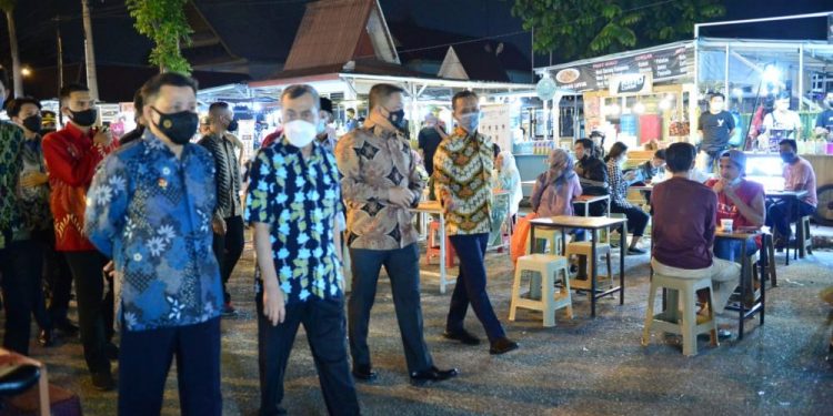 Pekanbaru Masuk Zona Merah, Gubernur Riau Sosialisasi Prokes COVID-19 di Pusat Kuliner