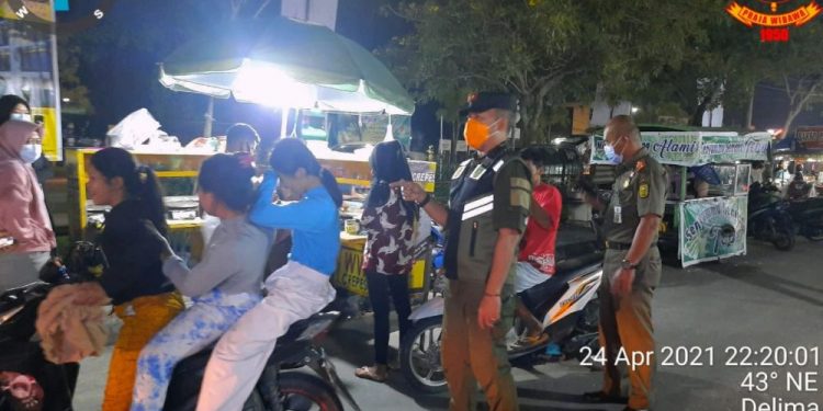 Personil Gabungan Patroli Kerumunan Massa di Jalan HR Soebrantas Pekanbaru