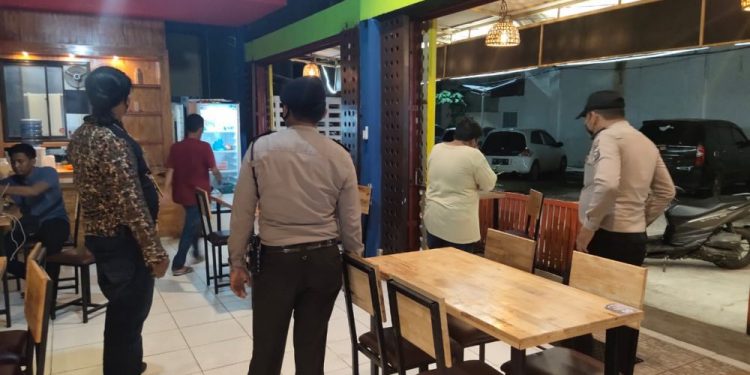 Polsek Tampan Tertibkan Tempat Keramaian Abaikan Prokes COVID-19