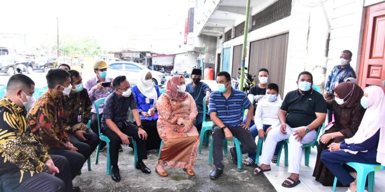 Bupati Kasmarni Takziah Ke Kediaman Nakes RSUD Mandau Yang Meninggal Karena Covid19