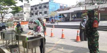 Personel Koramil 04 Mandau Himbau Pengunjung Mall Patuhi Protokol Kesehatan