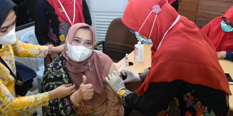 Ikuti Vaksinasi Massal di Duri, Bupati Kasmarni Imbau Masyarakat Tak Takut Divaksin