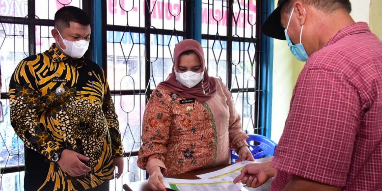 Tinjau Posko PPKM Skala Mikro di Mandau, Bupati Kasmarni Sampaikan Terimkasih ke Warga