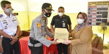Korbankan Waktu untuk Tugas, Bupati Kasmarni Apresiasi Petugas Pos Lebaran 2021