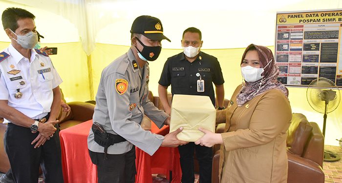 Korbankan Waktu untuk Tugas, Bupati Kasmarni Apresiasi Petugas Pos Lebaran 2021