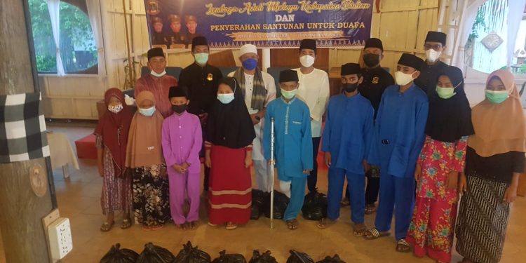 Buka Bersama Dhuafa, LAM Bintan Serahkan Paket Sembako