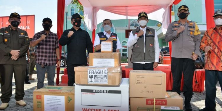 Gubri Serahkan 50.000 dosis Vaksin Sinovac Ke Pemko Pekanbaru