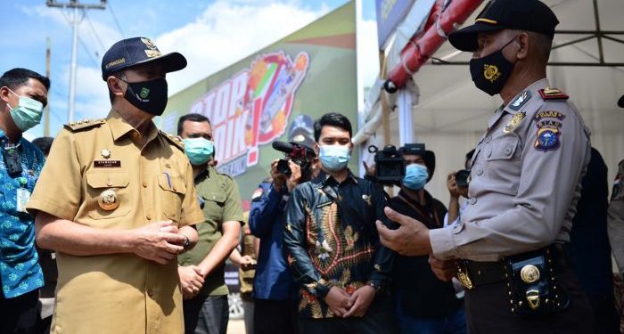 Tinjau Posko Terpadu PPKM Kelurahan Bangkinang, Gubri: Vaksin Tidak Batalkan Puasa