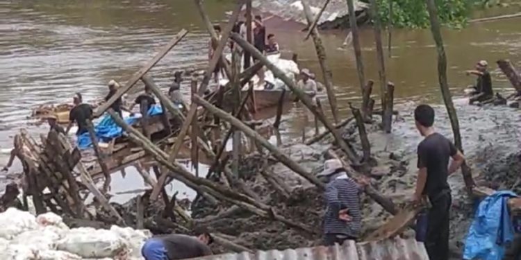 Longsor di Enok Inhil , 2 Rumah dan 1 Gudang Amblas Terseret Tanah