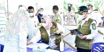 Posko PPKM Simpang Padang Bagikan Brosur Jaga Prokes ke Masyarakat,  Bupati Kasmarni  Beri Apresiasi